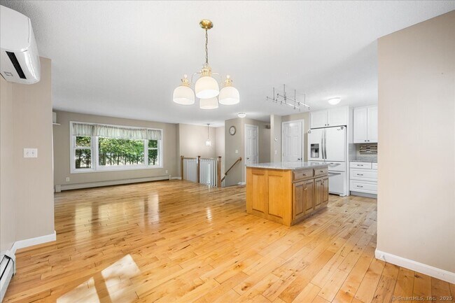128 Sharp Hill Rd in Montville, CT - Building Photo - Building Photo