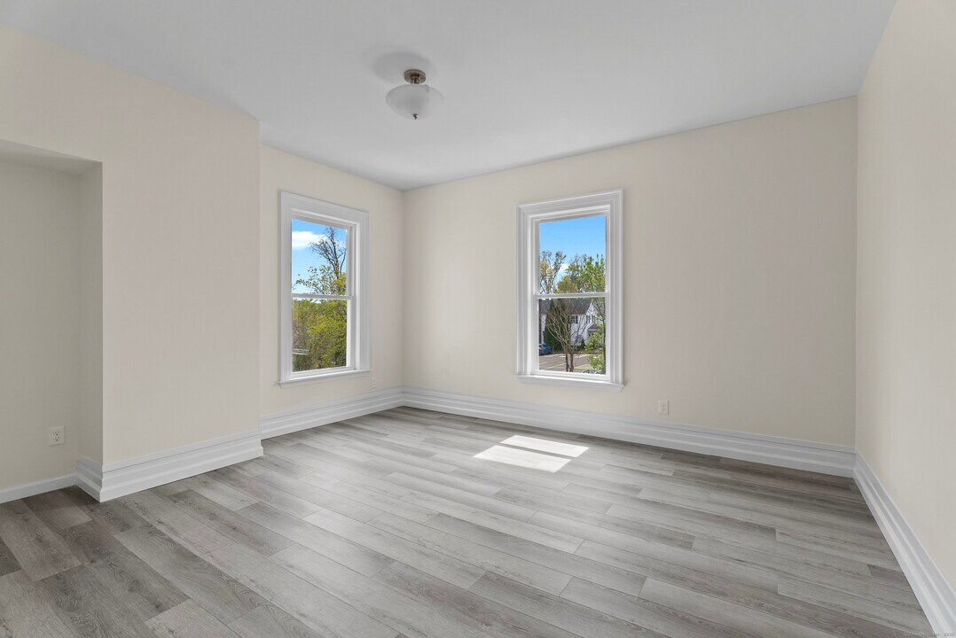 72 S Main St in Wallingford, CT - Building Photo