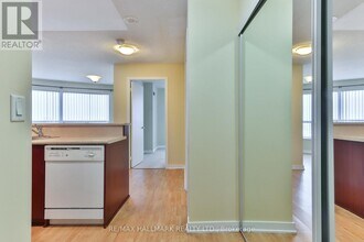 36 Lee Centre Dr in Toronto, ON - Building Photo - Building Photo