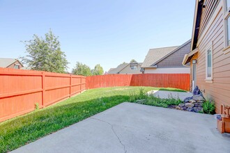 63394 Tristar Drive in Bend, OR - Foto de edificio - Building Photo