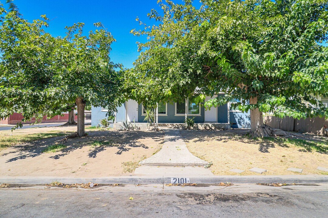 2101 Carrere St in Bakersfield, CA - Building Photo