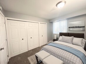 Trafalgar Square Apartments in Westland, MI - Foto de edificio - Building Photo