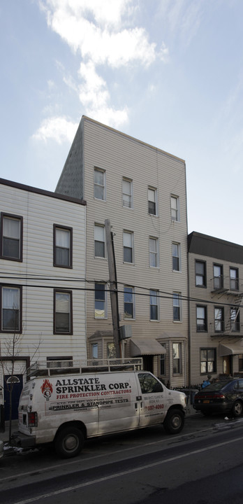 148 Freeman St in Brooklyn, NY - Foto de edificio