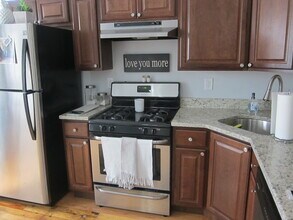 194 Marion St, Unit 1 in Boston, MA - Foto de edificio - Building Photo