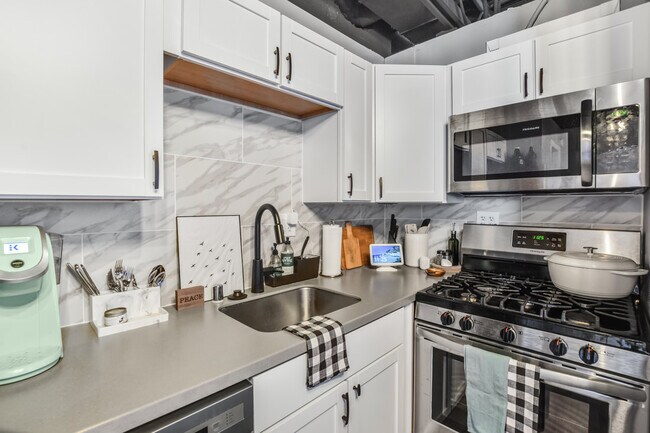 2437 Atwood Ave, Unit 1 in Madison, WI - Foto de edificio - Building Photo