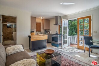 8298 Presson Pl in Los Angeles, CA - Building Photo - Building Photo