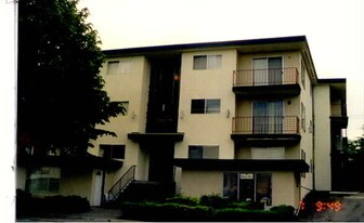 Sunset Manor in Seattle, WA - Building Photo