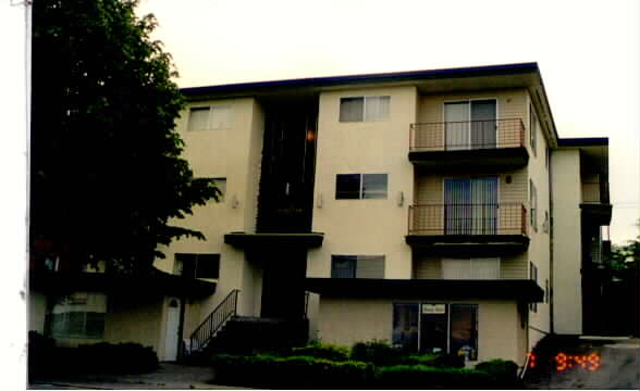 Sunset Manor in Seattle, WA - Building Photo