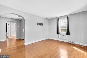 7341 Oxford Ave in Philadelphia, PA - Building Photo - Building Photo