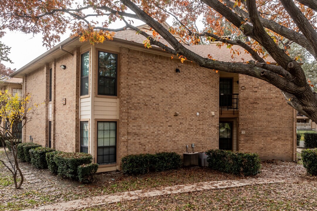 Valley of Bent Tree Condominiums in Addison, TX - Building Photo