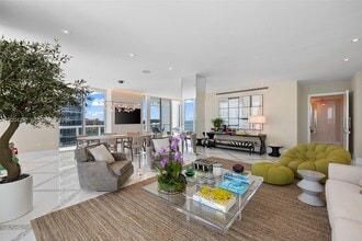 50 South Pointe Dr in Miami Beach, FL - Building Photo - Building Photo
