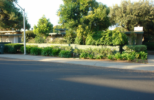 1073 Tanland Dr in Palo Alto, CA - Foto de edificio - Building Photo