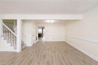 670 Lord Dunmore Dr in Virginia Beach, VA - Building Photo - Building Photo