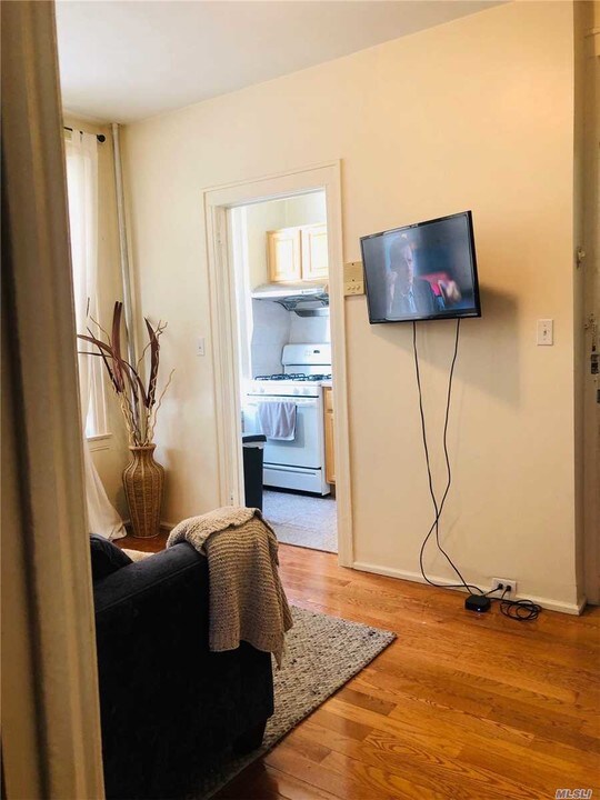 32-14 46th St-Unit -2 in Queens, NY - Building Photo