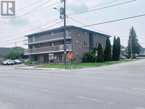 210-210 Pelham Rd in St Catharines, ON - Building Photo - Building Photo