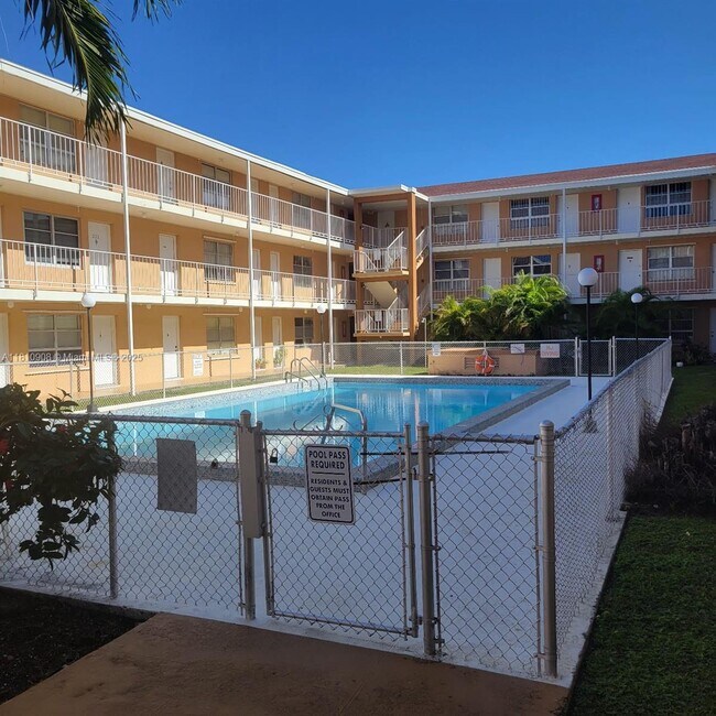 3881 W Flagler St in Miami, FL - Building Photo - Building Photo