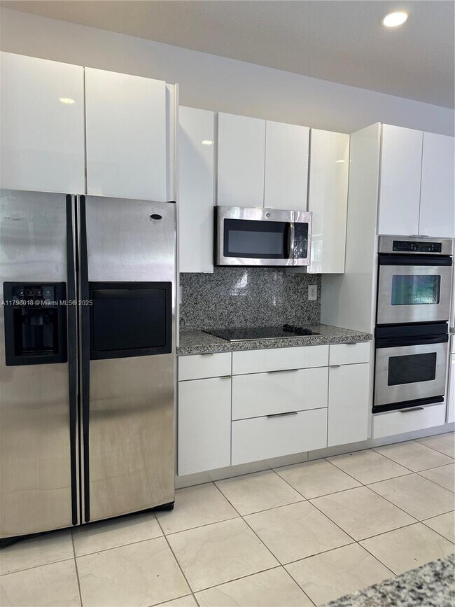 11388 NW 68th St in Doral, FL - Building Photo - Building Photo