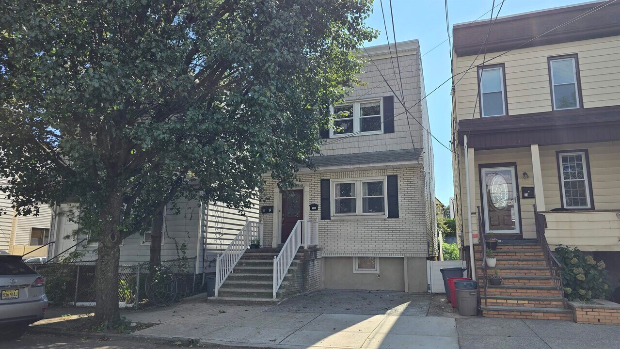 120 W 13th St in Bayonne, NJ - Building Photo