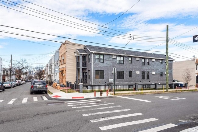 61-21 55th St in New York, NY - Building Photo - Building Photo