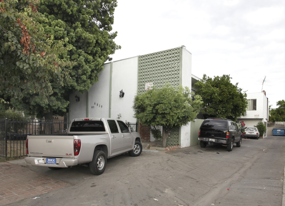 6919 Simpson Ave in North Hollywood, CA - Foto de edificio