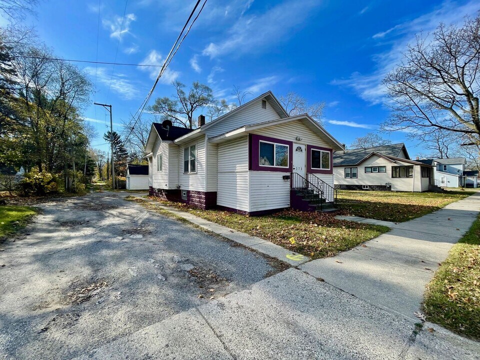 373 E Holbrook Ave in Muskegon, MI - Building Photo
