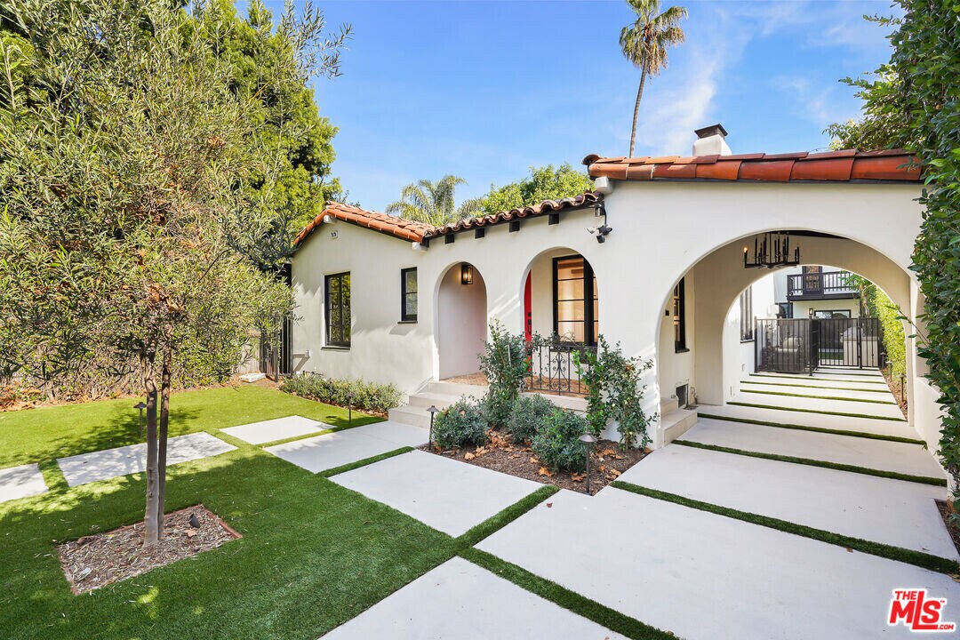 318 Huntley Dr in West Hollywood, CA - Building Photo