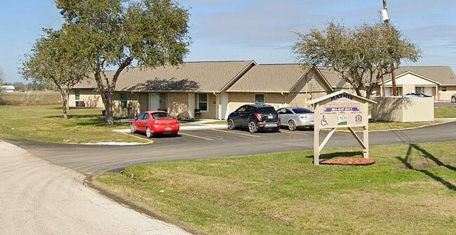 500 W Freeman St in Mathis, TX - Foto de edificio - Building Photo