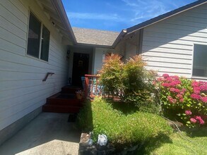 149 Carrin Layne Ct in Roseburg, OR - Building Photo - Building Photo