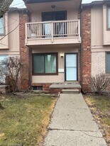 3162 Summers Rd in Keego Harbor, MI - Building Photo