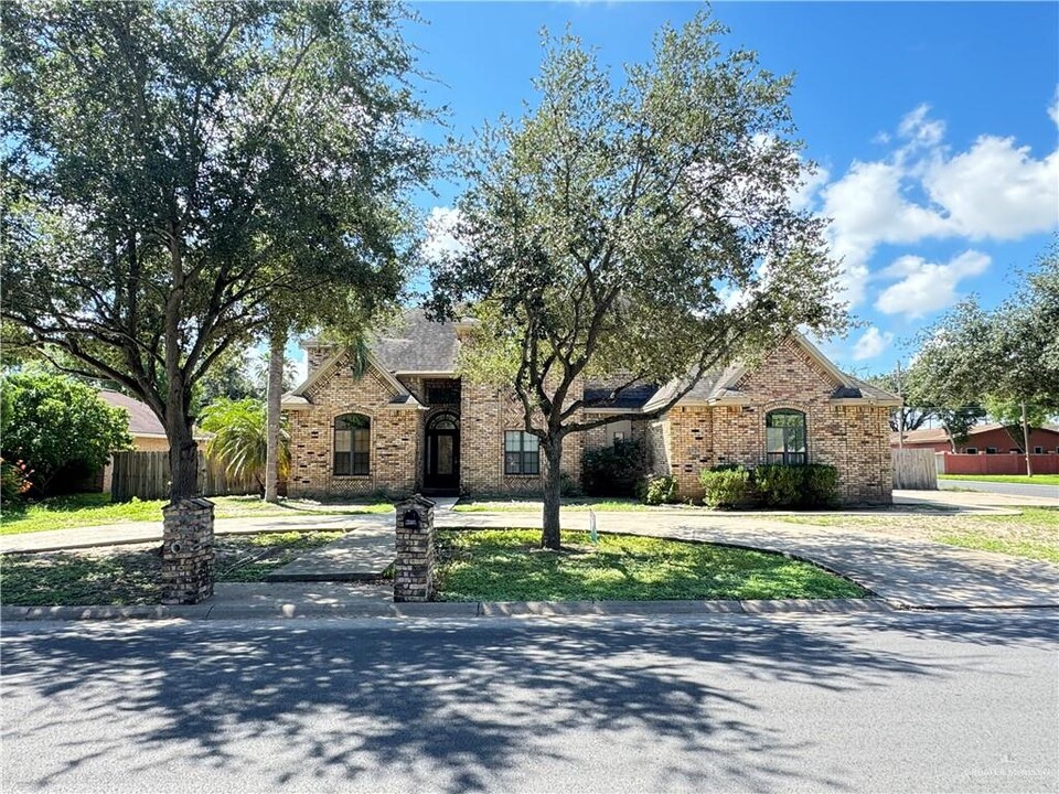 100 E Gardenia Ave in McAllen, TX - Foto de edificio