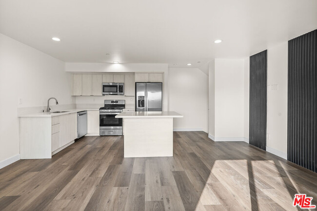 2527 Hauser Blvd in Los Angeles, CA - Building Photo - Building Photo