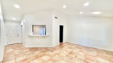 741 Sunningdale Dr in Oceanside, CA - Building Photo - Building Photo