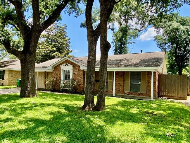 1810 Mill Creek Dr in Houston, TX - Building Photo - Building Photo