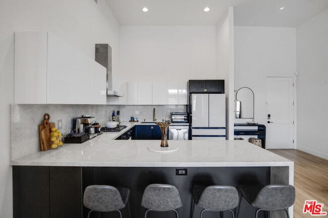 property at 118 S Kenwood St