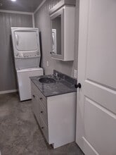 546 J Strange Ave in Loogootee, IN - Foto de edificio - Building Photo