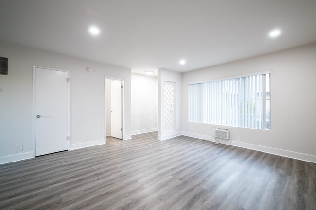 2233 Ridgeley Dr in Los Angeles, CA - Building Photo - Building Photo