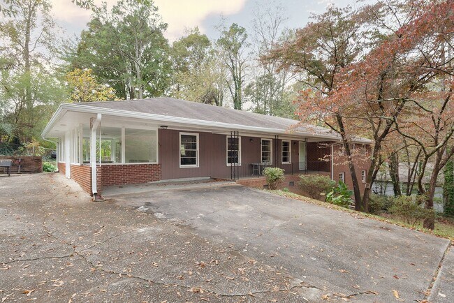 617 Montclair Dr in Smyrna, GA - Foto de edificio - Building Photo