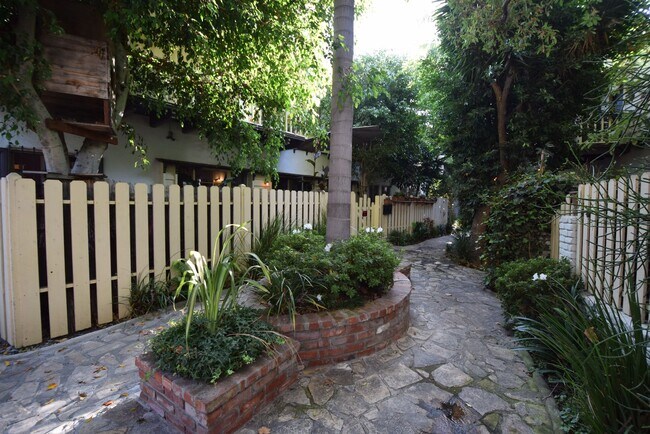 1008 Orange Grv Ave-Unit -1008 in Los Angeles, CA - Building Photo - Building Photo