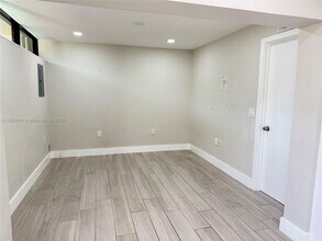 15012 Royal Palm Ave in Hialeah, FL - Building Photo - Building Photo