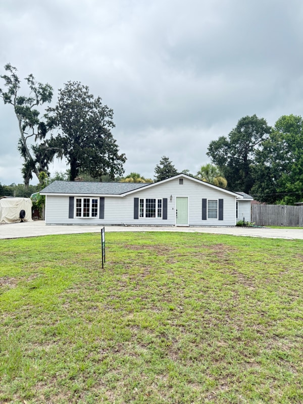 property at 915 Belleview Cir W
