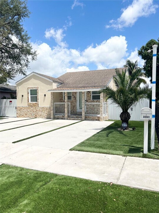 3261 NW 52nd St, Unit 1 in Miami, FL - Building Photo