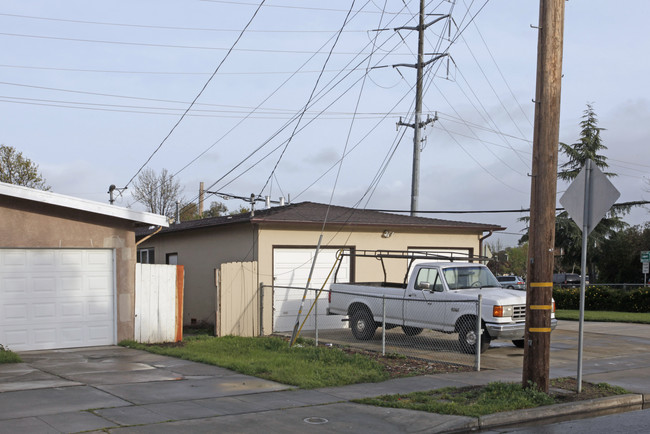1135 Del Norte Ave in Menlo Park, CA - Foto de edificio - Building Photo