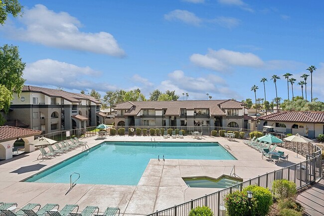 Stillwater Apartments in Glendale, AZ - Foto de edificio - Building Photo