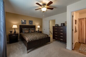 Shadowmoss Pointe Apartments and Townhomes in Charleston, SC - Building Photo - Building Photo