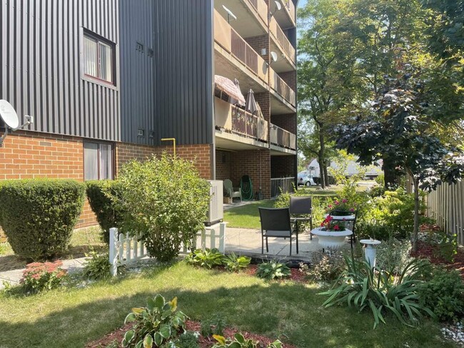 Christina Apartments in Sarnia, ON - Foto de edificio - Building Photo