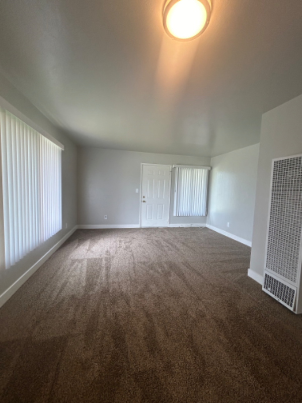 3327 E Clinton Ave in Fresno, CA - Building Photo - Building Photo