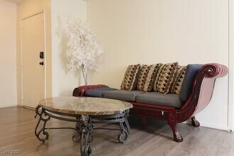 4650 Koval Ln in Las Vegas, NV - Foto de edificio - Building Photo