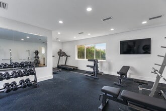 Lakeshore Presidential Apartments in Miami, FL - Foto de edificio - Building Photo