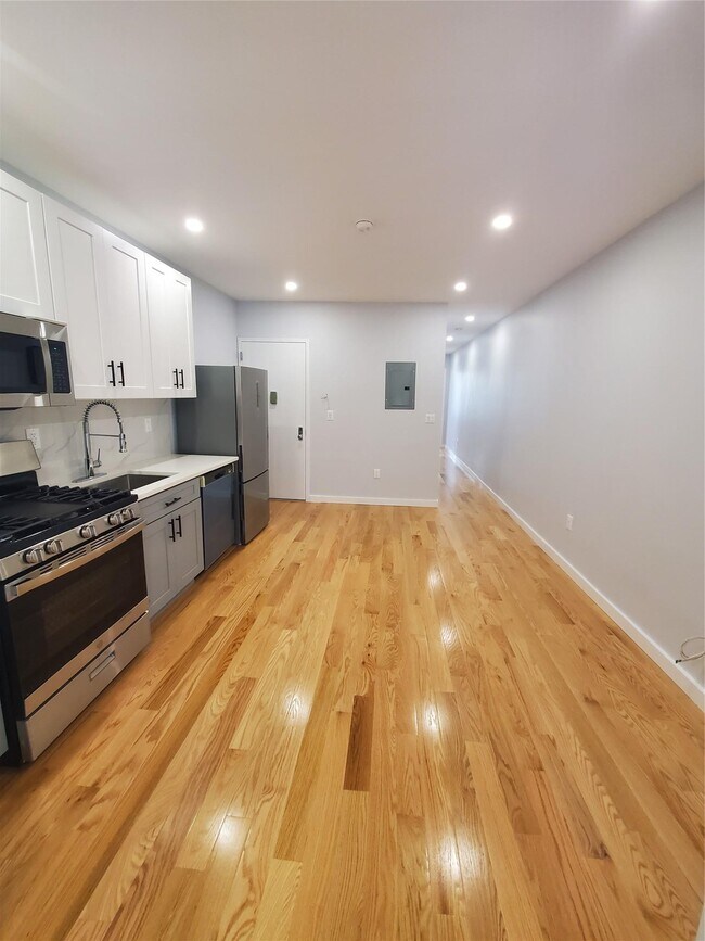 192 Nassau Ave in Brooklyn, NY - Building Photo - Building Photo