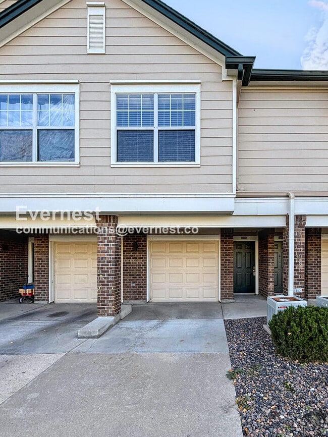 property at 2016 Oxford Ln